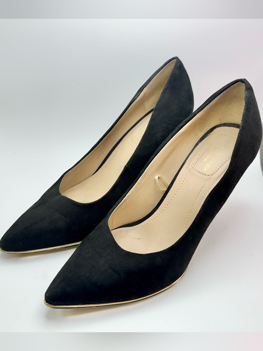 Mark New York  PEGGY Classic Black Pointed Toe Pumps Gold Heel Textile Upper 6.5